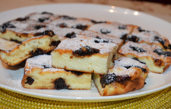 Budinca din branza de vaci cu gris si dulceata