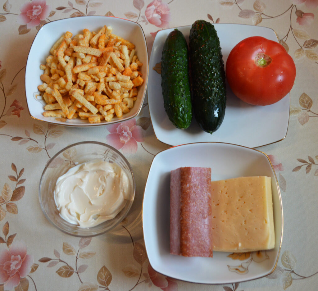 Salata cu pesmeti, cascaval si castraveti