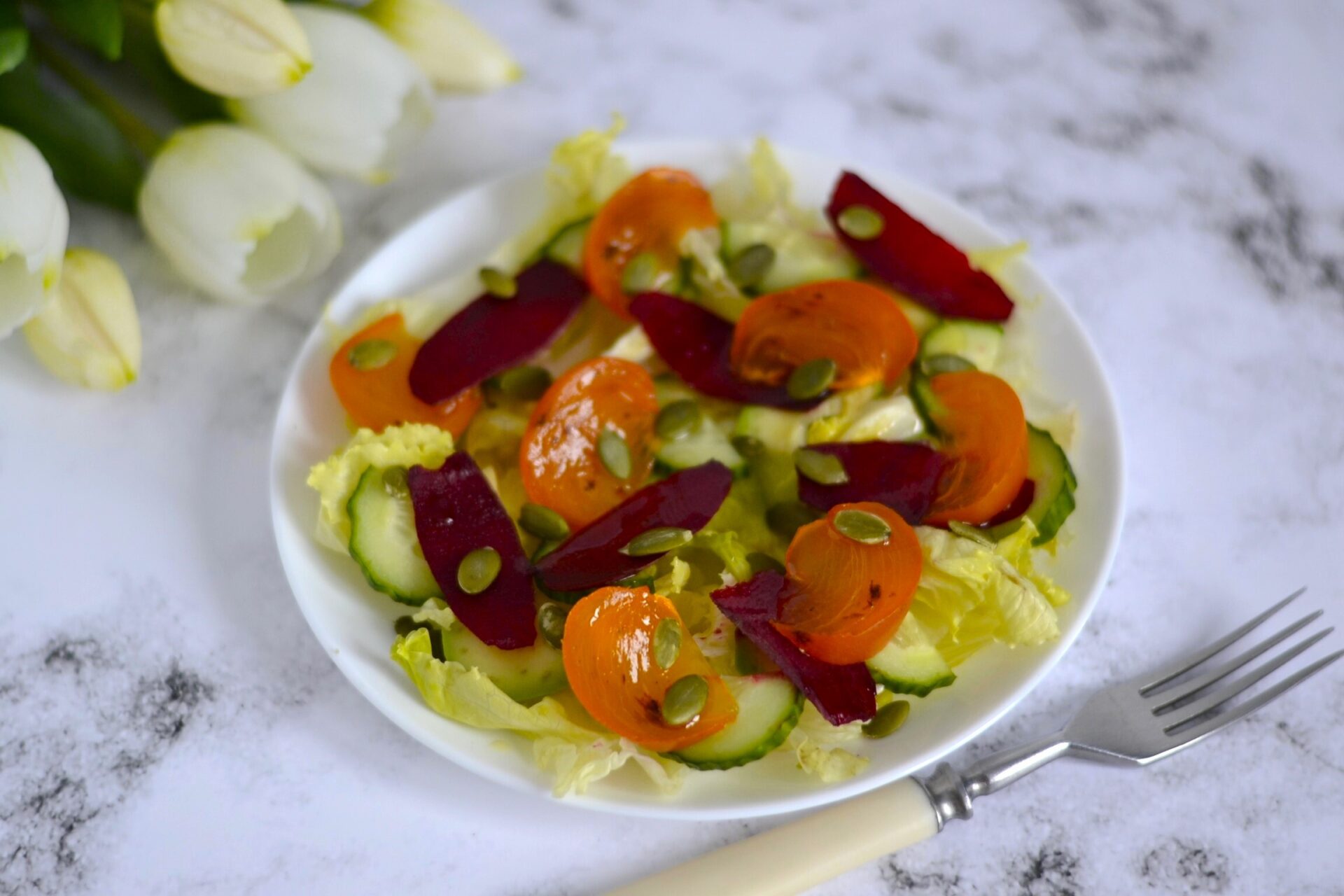 Salata cu kaki avocado si sfecla rosie