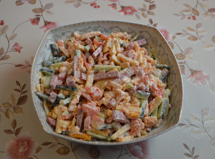 Salata cu pesmeti, cascaval si castraveti