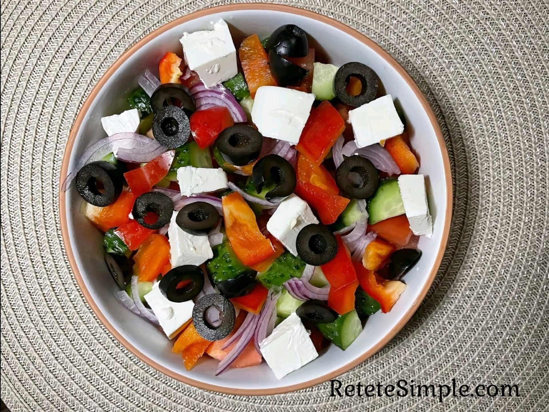Salata greceasca cu branza feta poza