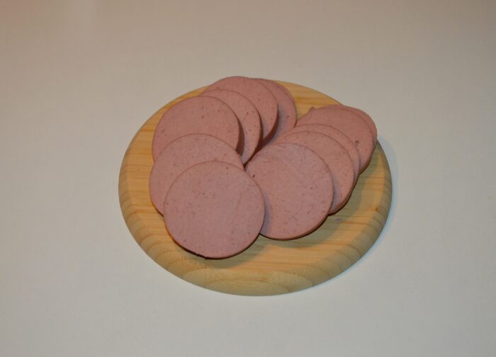 Parizerul mai intai il taiati felii