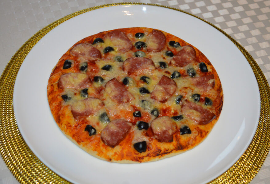 Pizza rapida cu salam