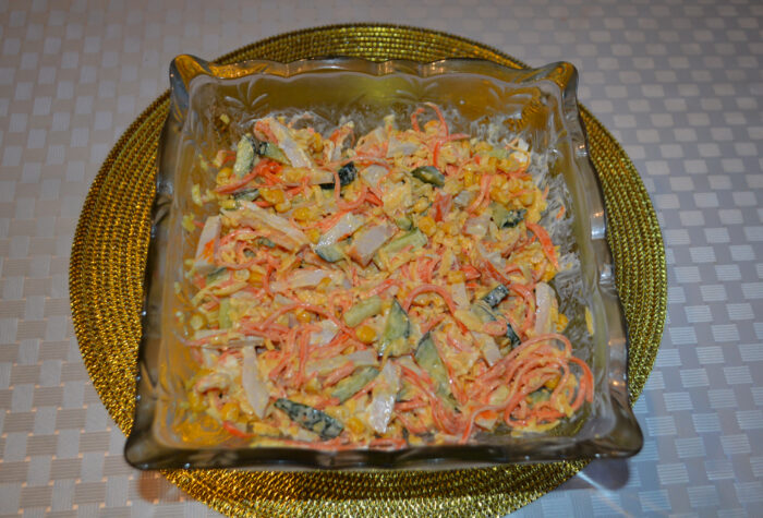 Salata de pui cu porumb, castraveti si morcov marinat