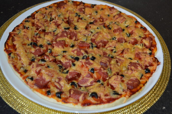 Pizza cu salam si cascaval
