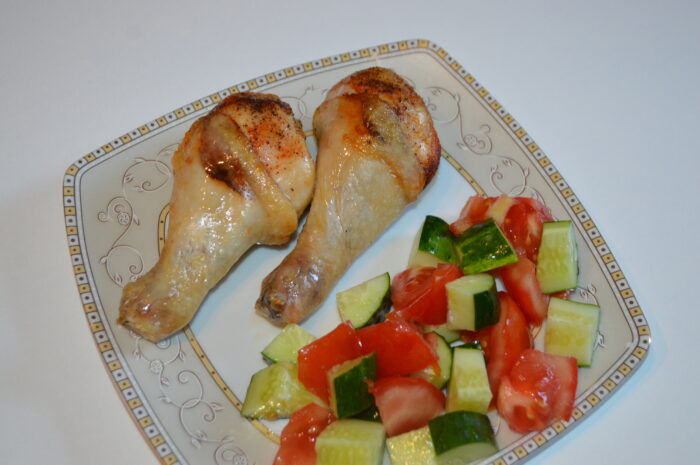 Pulpe de pui cu salata