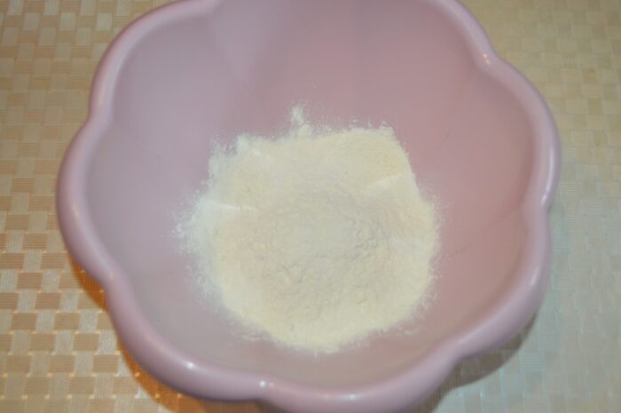 Intr-un bol adanc adaugati faina