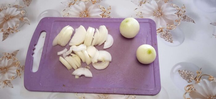 Лук режем полукольцами