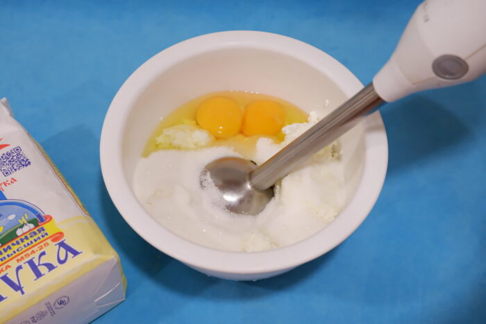 ingredientele trebuie amestecate cu un blender
