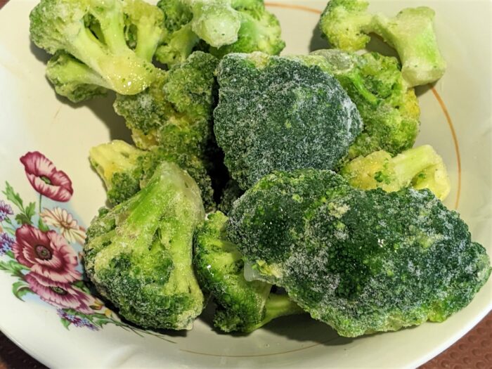 Fără a dezgheța, puneti broccoli în apă clocotită