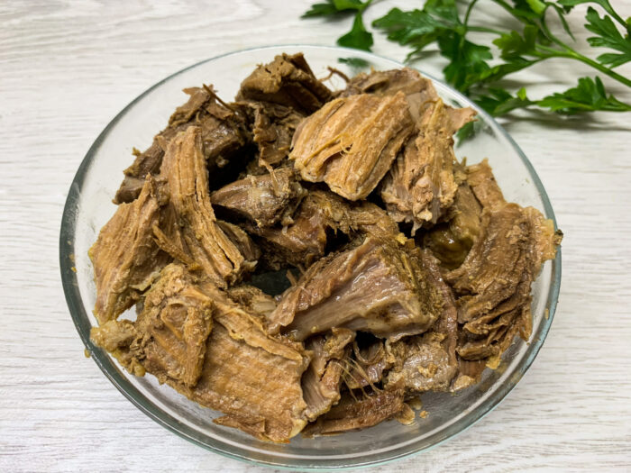 Мясо вынимаем из бульона
