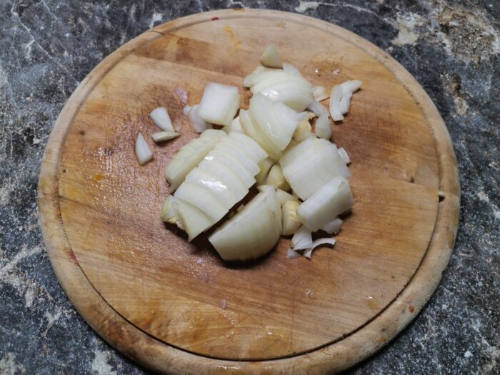 Tăiați ceapa în cuburi