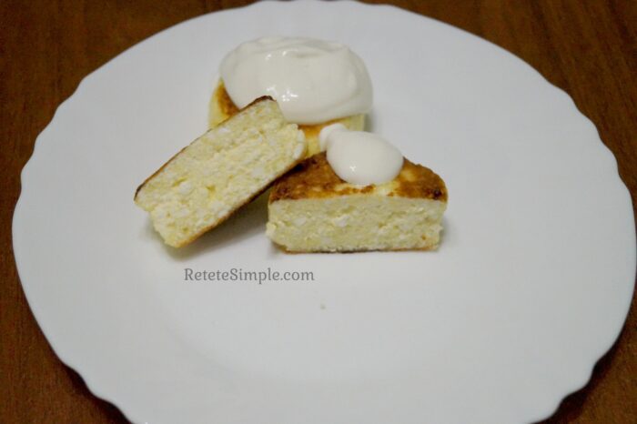 Papanasii aromati si deliciosi pentru micul dejun sunt gata.