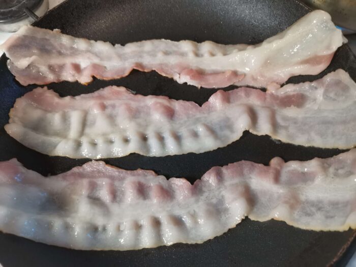 prăjiți baconul pe ambele părți