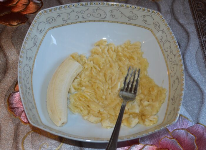 zdrobiti bananele pana se fac piure