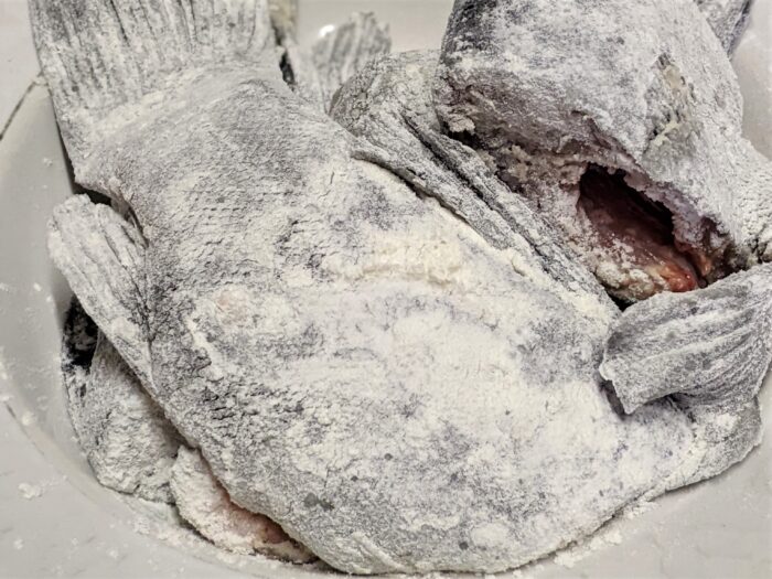 Tavaliti bine fiecare bucata de peste in faina