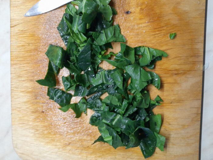 Taiati frunzele de salata grosier