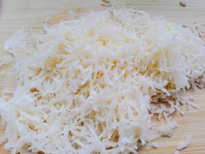 Radeti cascavalul pe o razatoare fina
