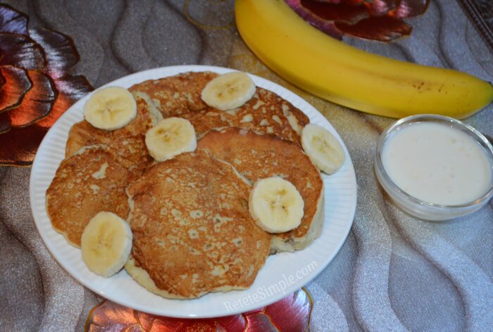 clatite americane cu banane pe o farfurie