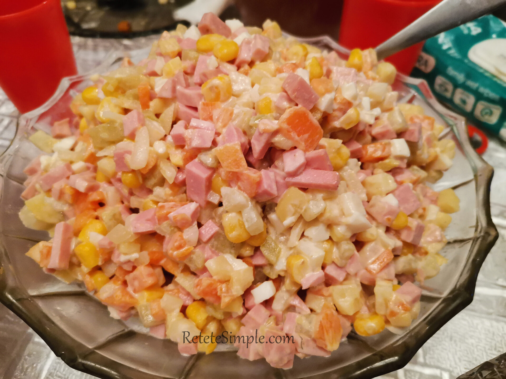Салат Оливье с кукурузой фото