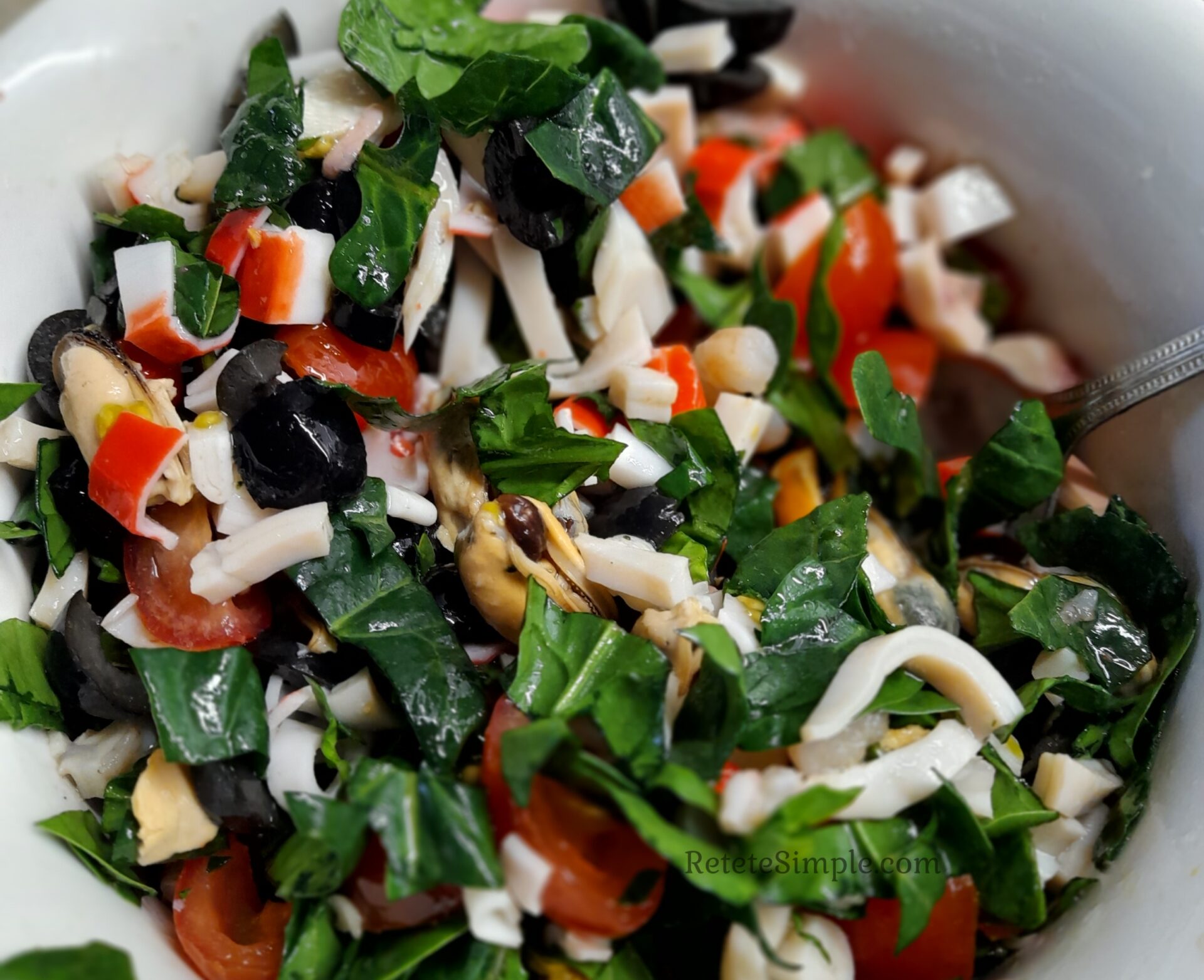 Salata cu fructe de mare, masline si rosii poza