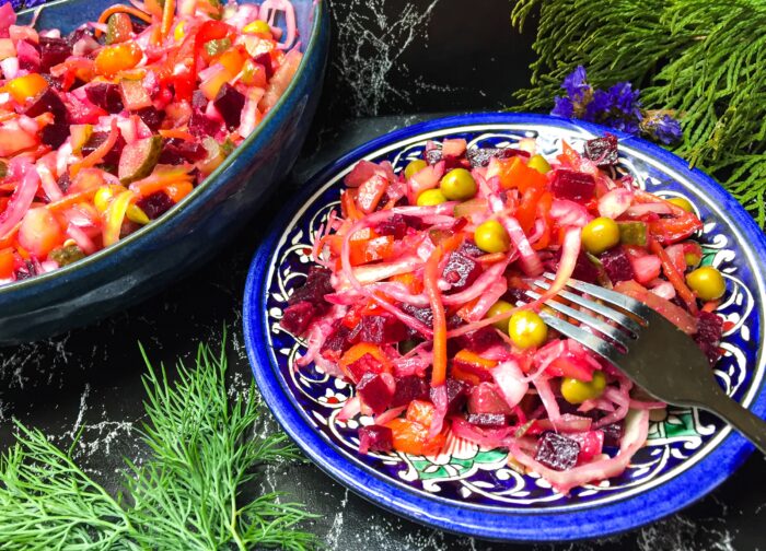 Salata de vinegreta cu castraveti murati si varza murata este gata