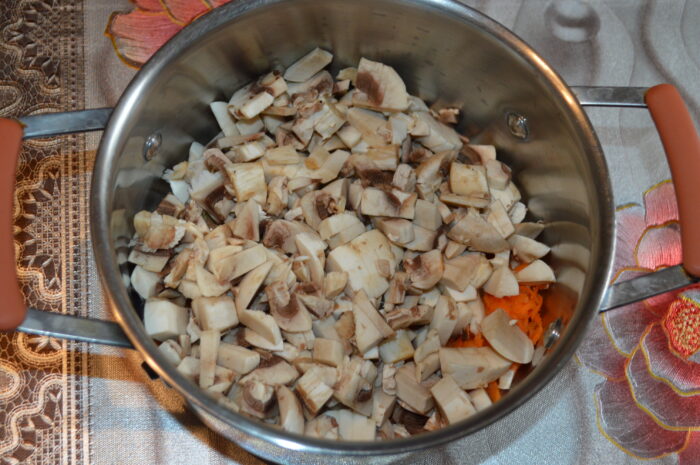Adaugati ciuperci taiate