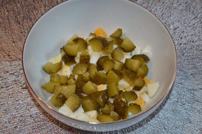 Taiati castravetii murati in cubulete