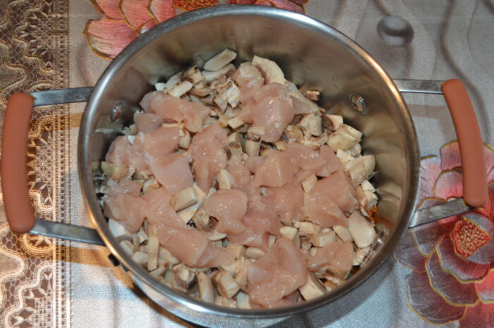 Adaugati piept de pui taiat