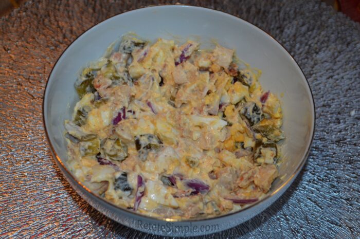 Salata de pui cu oua si castraveti murati poza