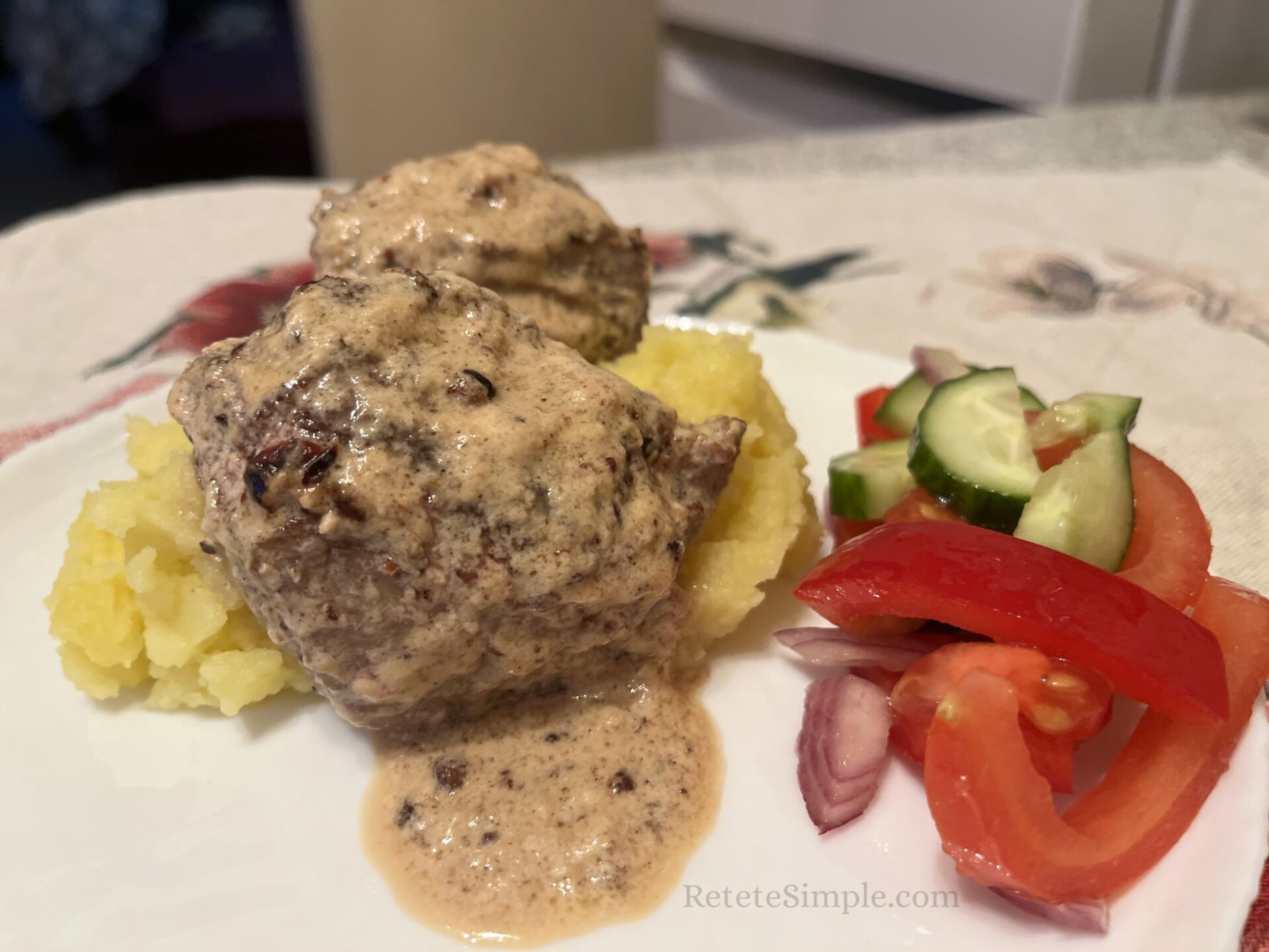 Medalioane din carne de vitel cu sos poza