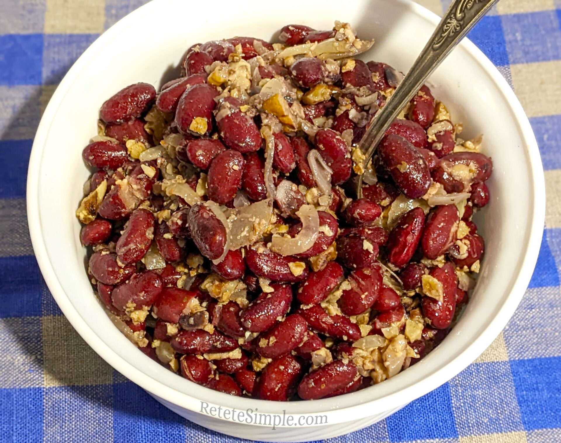 Salata de fasole cu nuci poza
