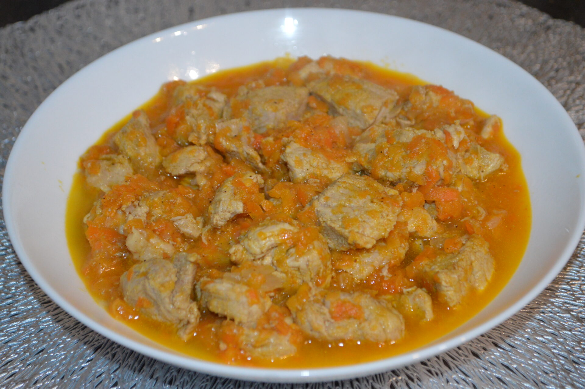 Gulas cu carne de porc si morcov
