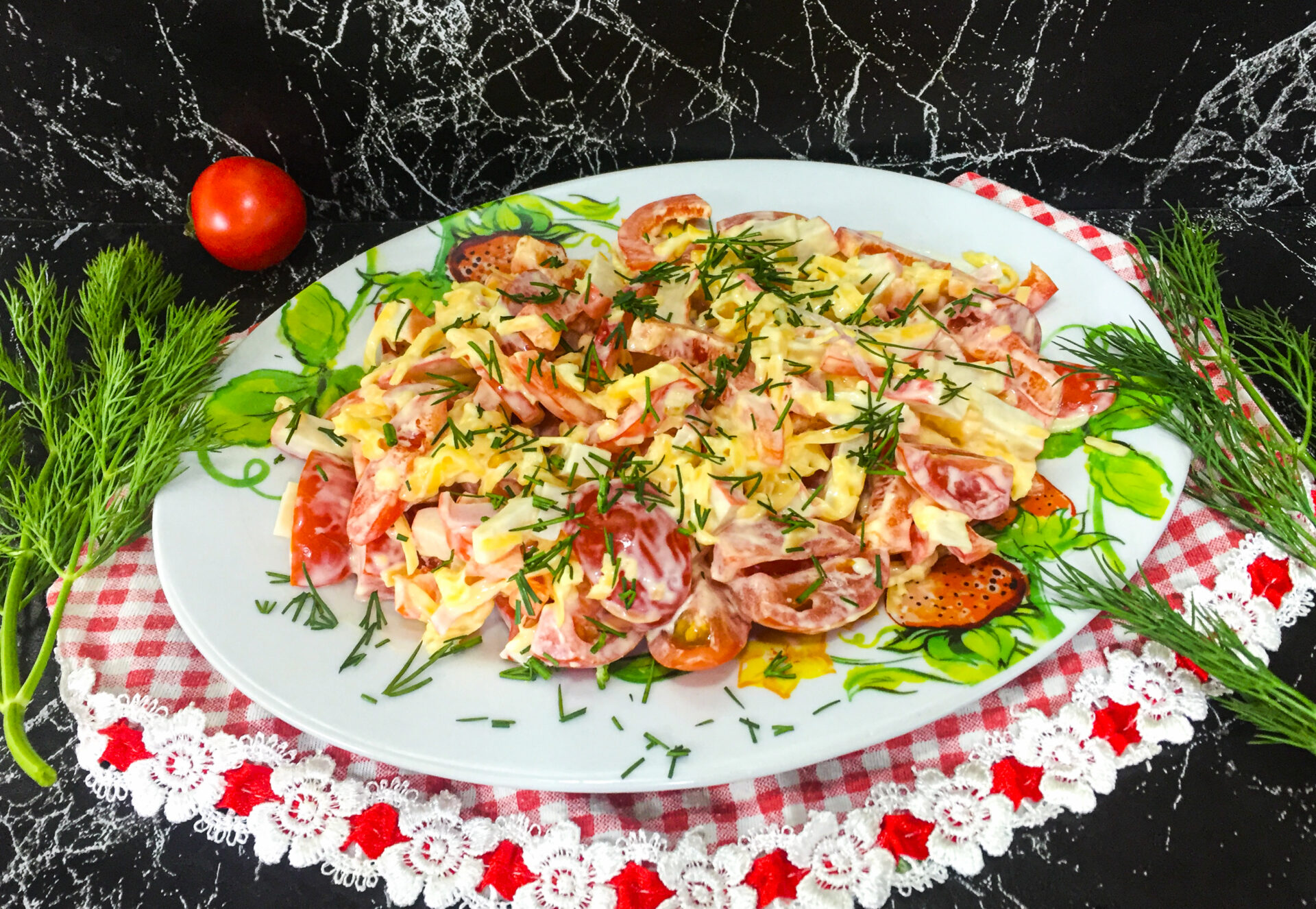 Salata de crabi cu rosii si cascaval