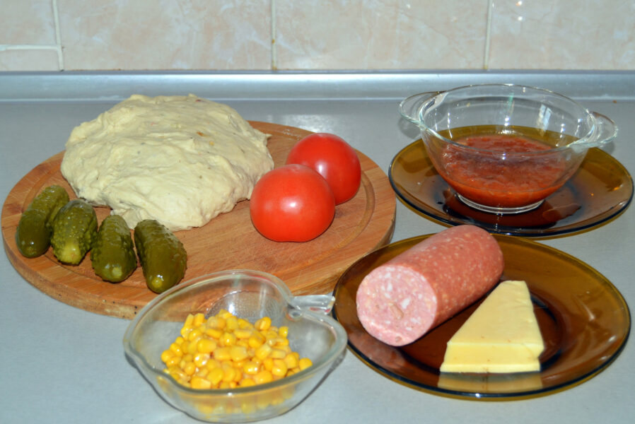 Pizza con pepinillos ingredientes