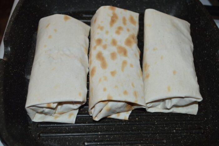Calienta una sartén grill antiadherente