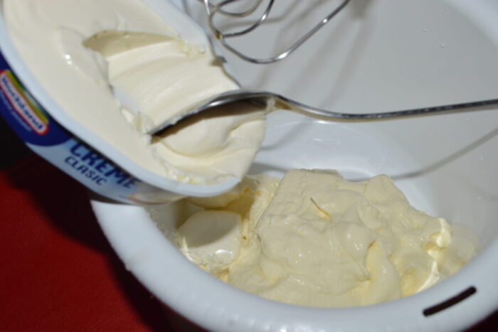 Añade el queso crema