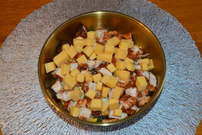 Corta el queso en cubitos