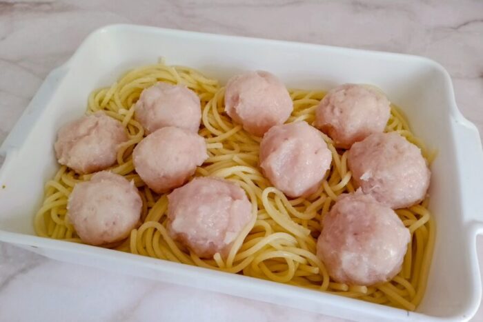Coloca los espaguetis en una fuente apta para horno