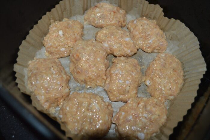 Coloca las hamburguesas en la Air Fryer