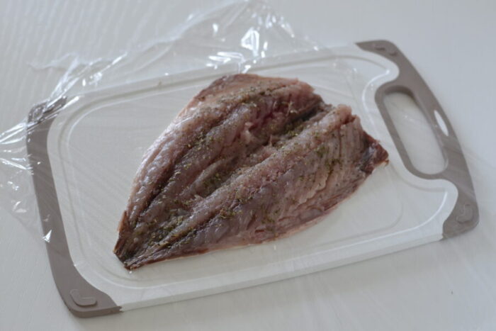 Colocar los filetes de caballa