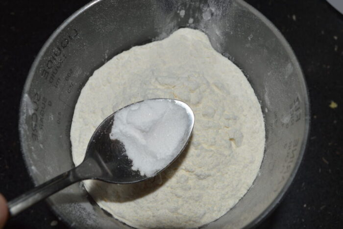 Mezcla media cucharadita de bicarbonato de sodio