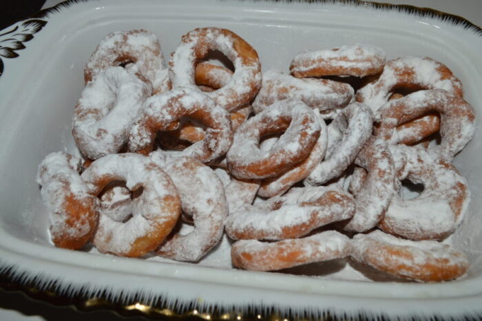Espolvorea las donas con azúcar glas