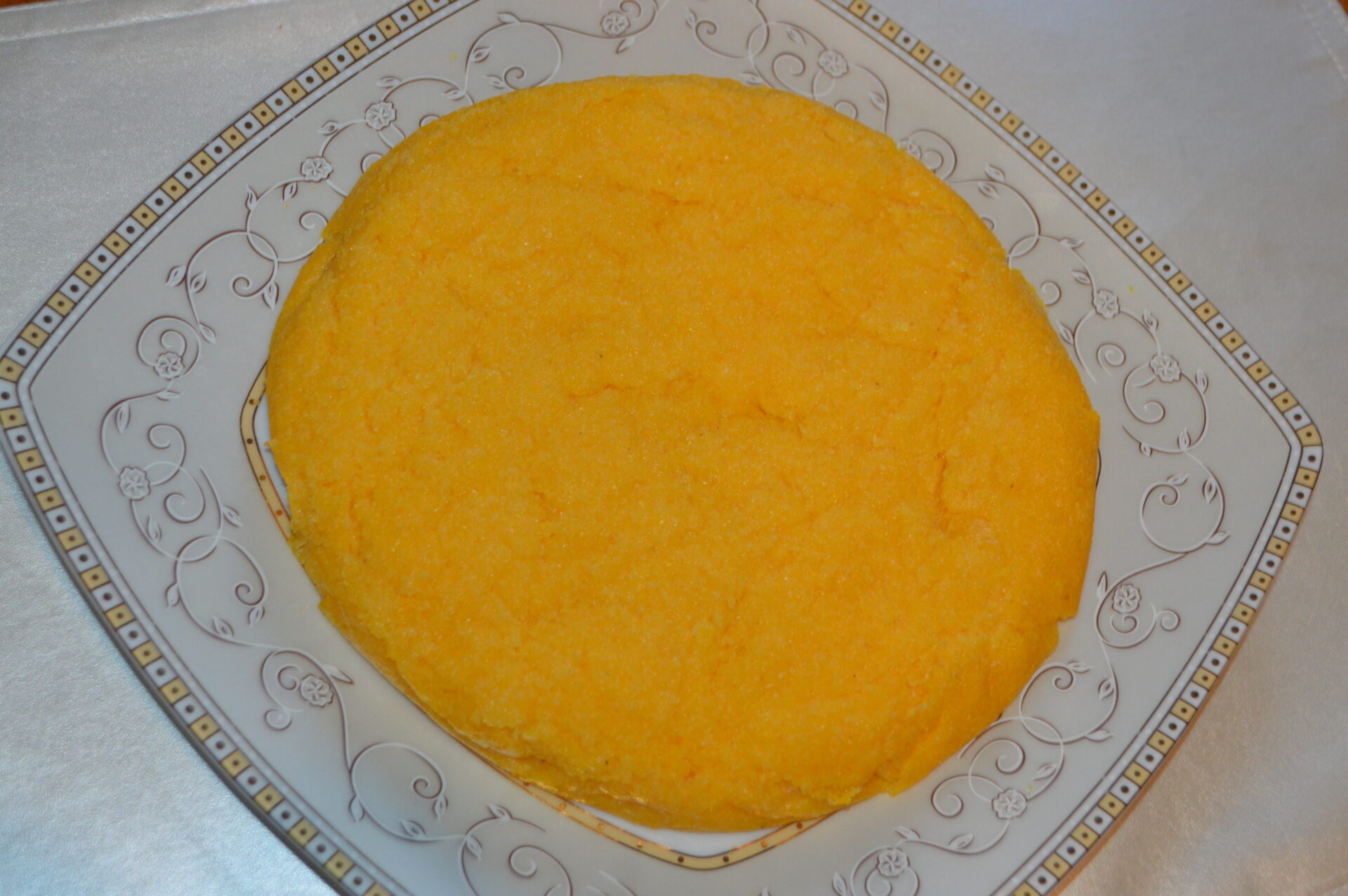 Mamaliga moldava tradicional