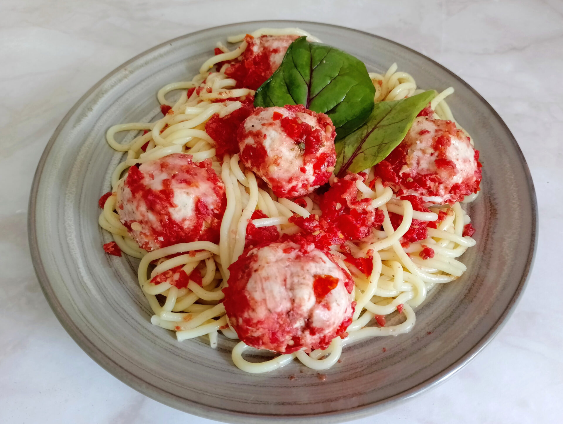 Pasta con albóndigas de pollo en salsa de tomate al horno