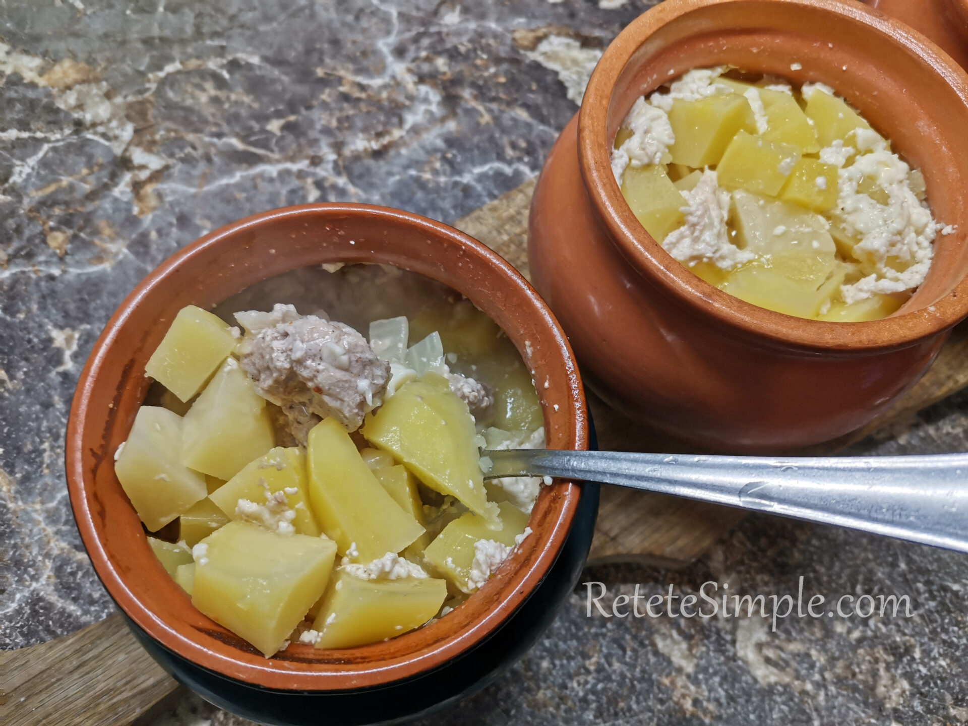 Patatas con cerdo al horno en cazuelitas de barro