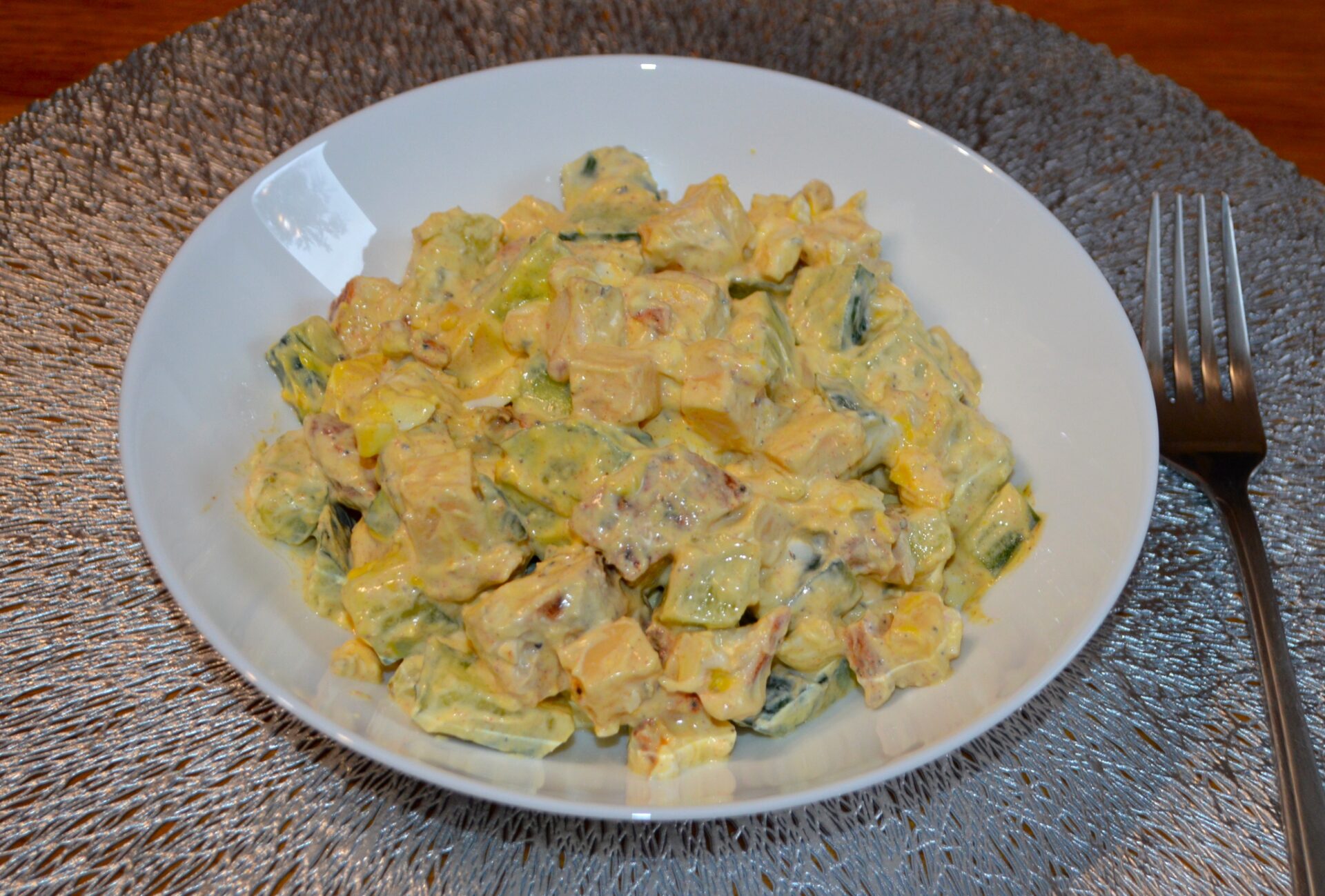 Salata de pui cu castraveti si cascaval poza