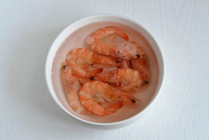 Coloca las gambas en un recipiente hondo