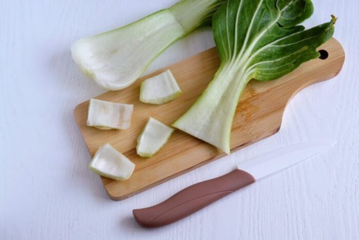 Separa las hojas de bok choy