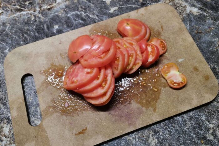 Corta los tomates
